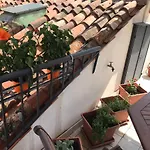 Venice Homes & Holidays Art District
