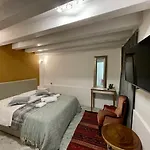 Hayez Rooms