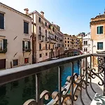 Ln Luxe Apartment Venice Canal View