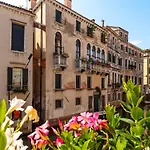 Ln Luxe Apartment Venice Canal View