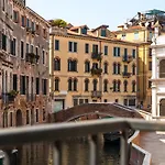 Ln Luxe Apartment Venice Canal View