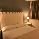 Venice And Venice Apartments - Private Rooms In Shared Apartment