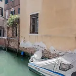 Gondola Rosa, Incantevole Vista Sul Canale