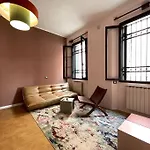 Venetian Pink Apartment In Dorsoduro