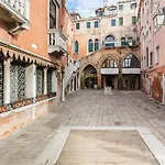 Ca\' Giulia Grand Canal View Next To Rialto Bridge