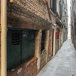The Venice Red Door Apartment