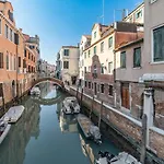 The Venice Red Door Apartment