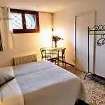 Venice And Venice Apartments - Private Rooms In Shared Apartment