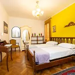 Central Apartment By Rialto