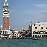 Maison D\'Ax Venice Center