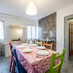 Queen Home Carlotta