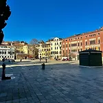 Campo San Polo Canal View Apartment