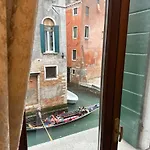 Campo San Polo Canal View Apartment