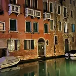 Campo San Polo Canal View Apartment