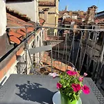 Romantic Rialto Apartment