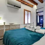 Santa Croce Apartment