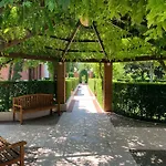 Villa Laguna Apartments