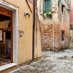 Antico Caminetto Alla Biennale