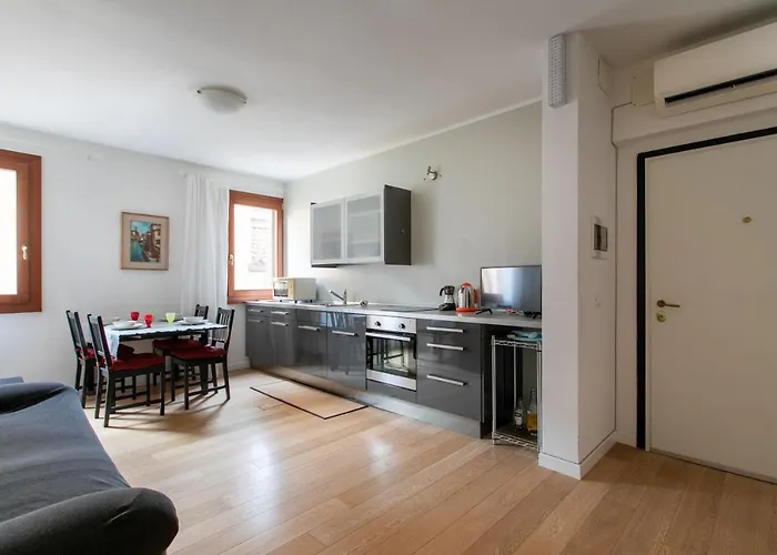 Venice Lance With Lift, 2 Minutes Walk From The Train Station