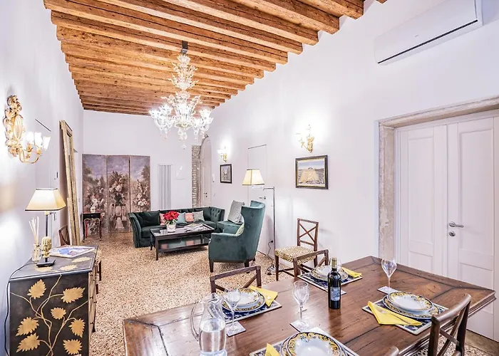 Ca\' San Beneto Completely Refurbished In A Fabulously Central Area