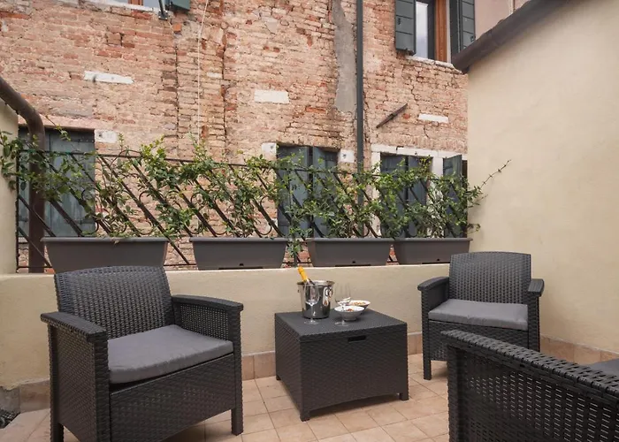 Sant\'Aponal Cozy Apartment With Balcony R&R