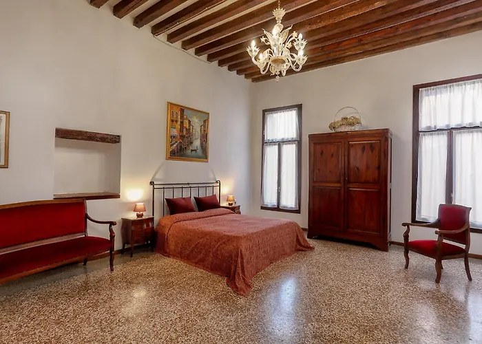 Flat With Canal View Near San Marco