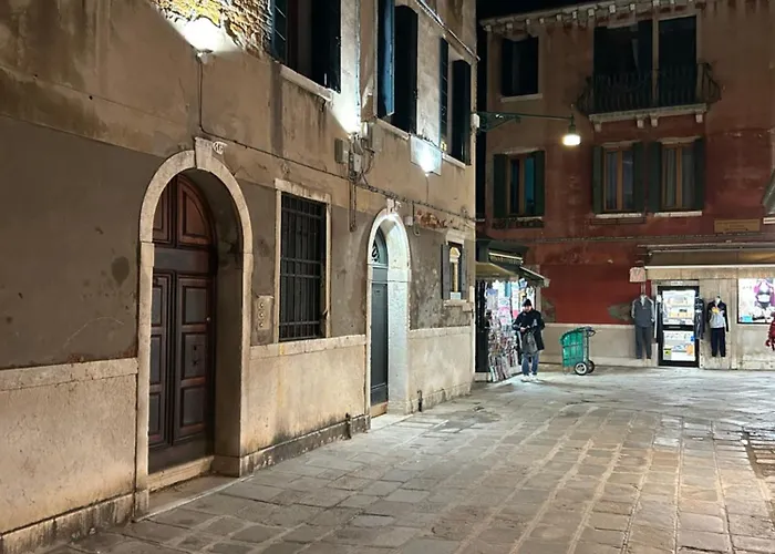 Lions Venice Guest House