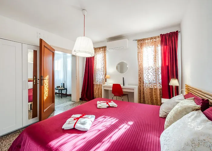Queen Home Carlotta