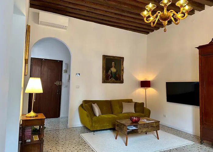 Campo San Polo Canal View Apartment