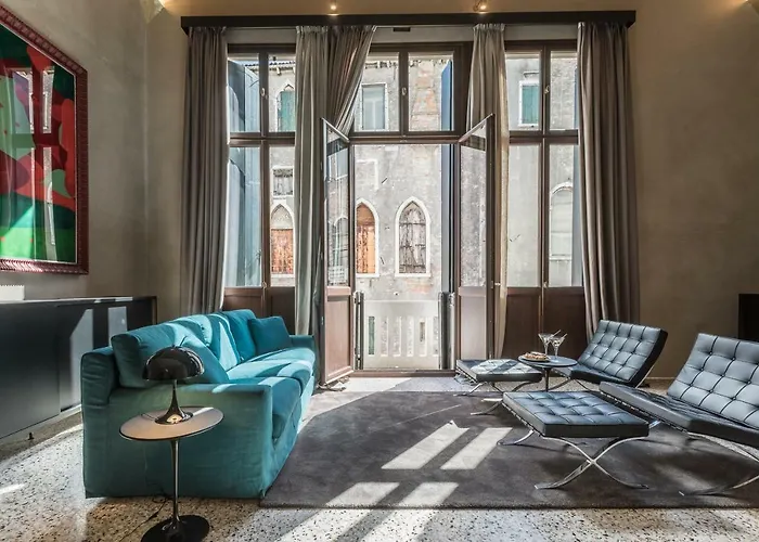 Exquisite Pied-A-Terre With Balcony