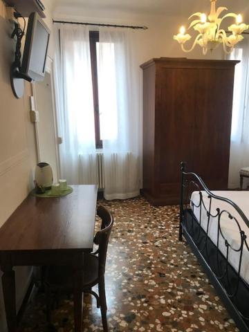 Al Teatro With Canal View Bed & Breakfast Venice