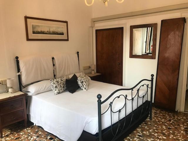 Bed & Breakfast Al Teatro With Canal View Venice
