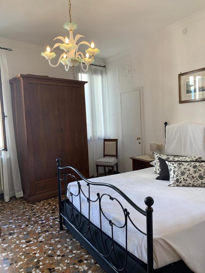 Al Teatro With Canal View Bed & Breakfast Venice