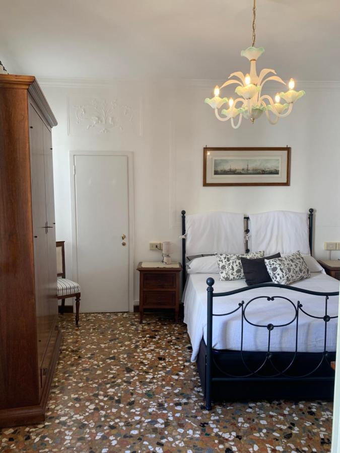 Bed & Breakfast Al Teatro With Canal View Venice