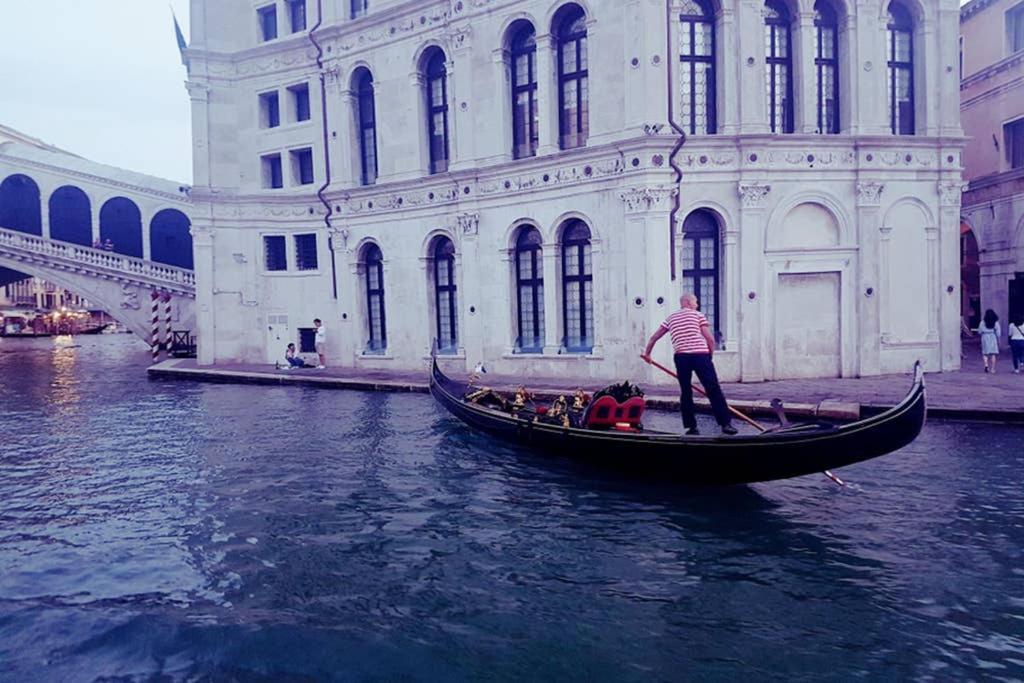 Large 3 Flat Rialto Apartment *