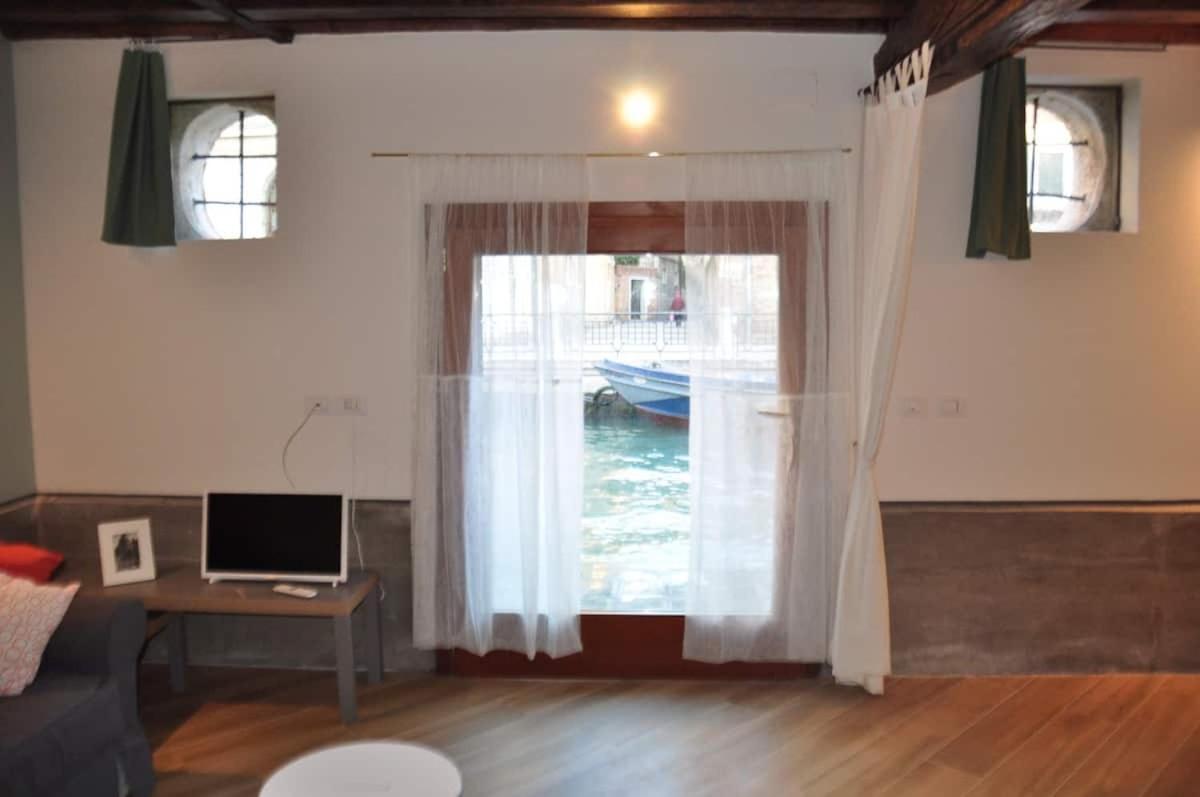 Canal View Apartment *