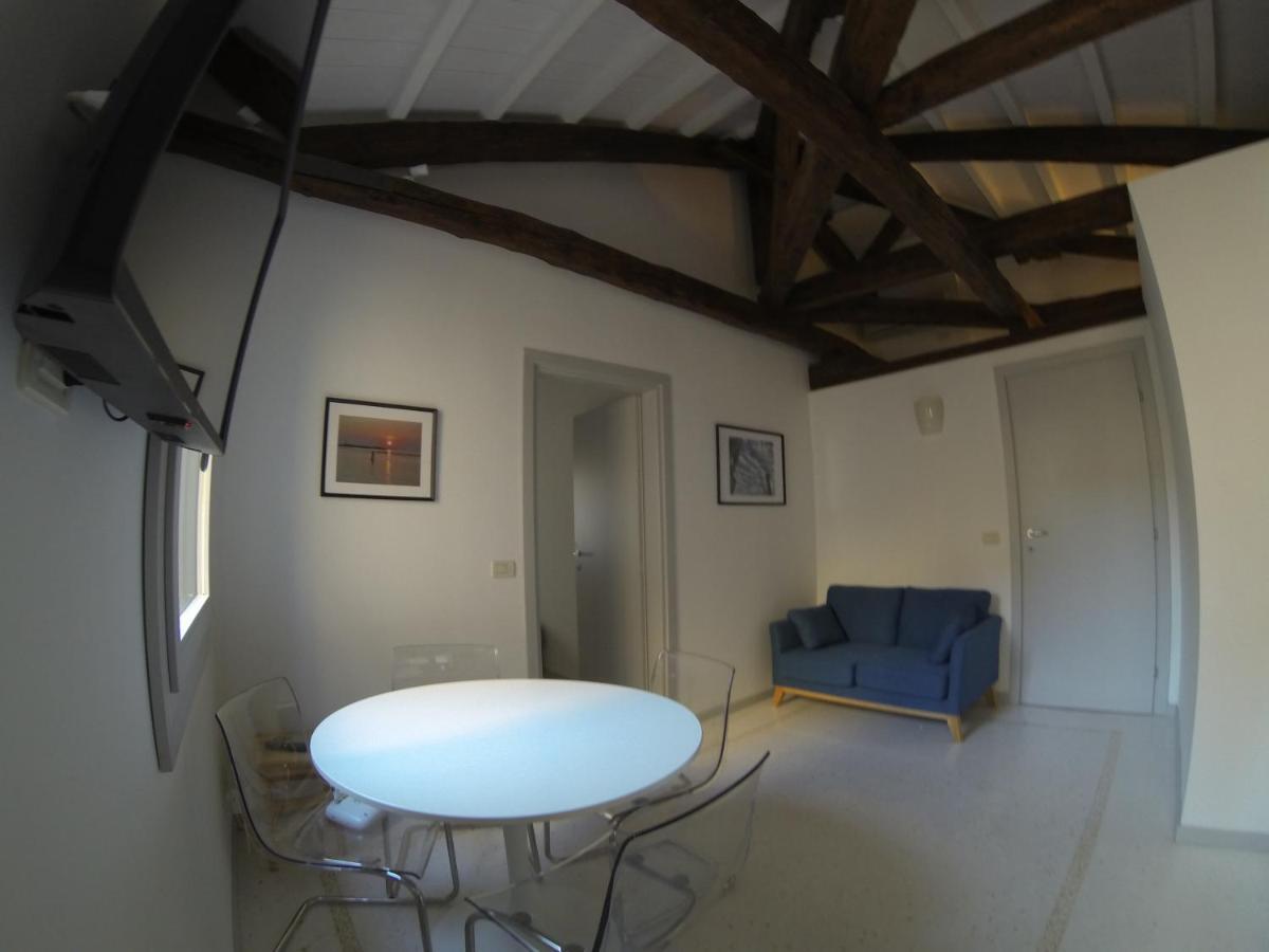 Yellow House Apartment *