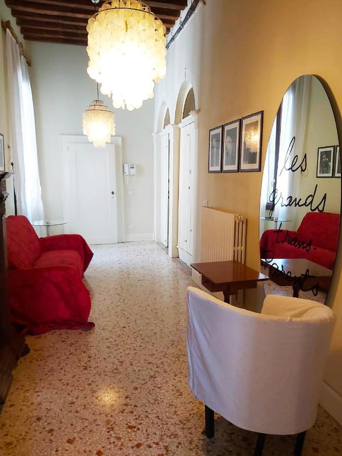 Gorgeous Venetian With Canal View Apartment