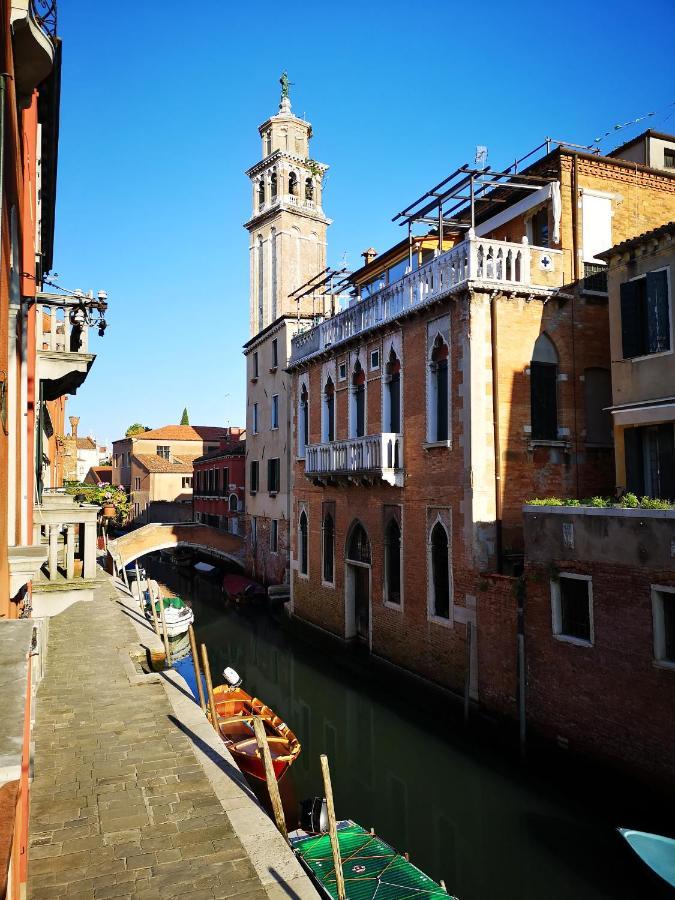 Gorgeous Venetian With Canal View
