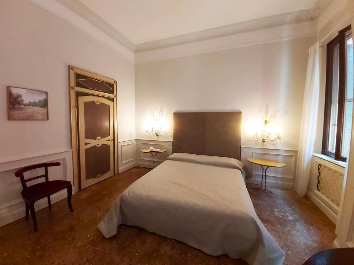 Gorgeous Venetian With Canal View Apartment