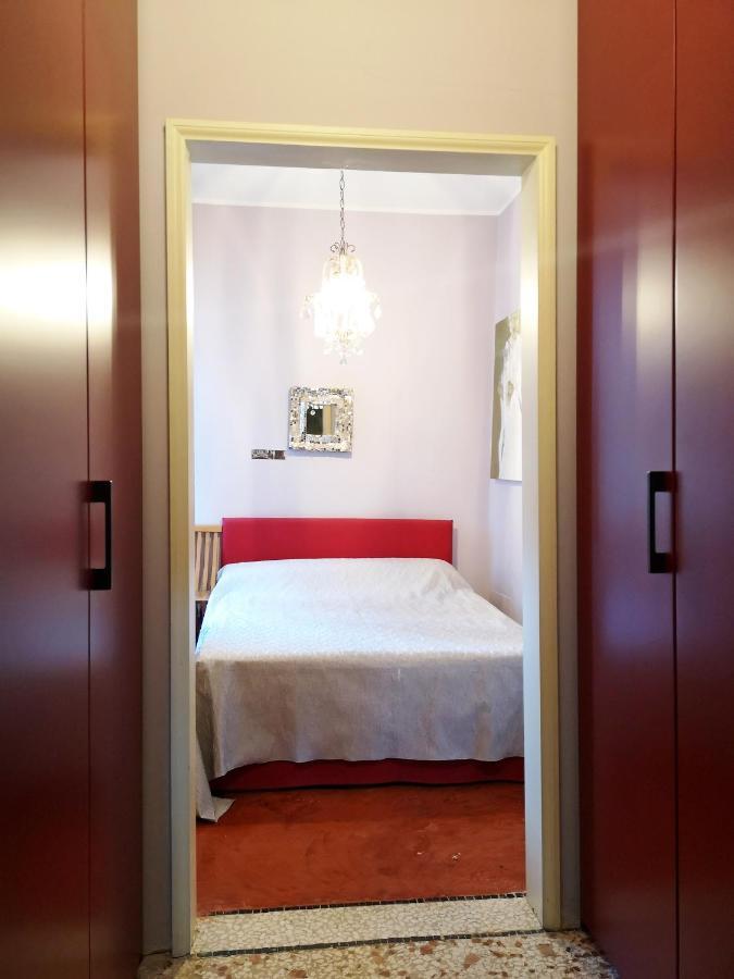Gorgeous Venetian With Canal View Apartment Venice