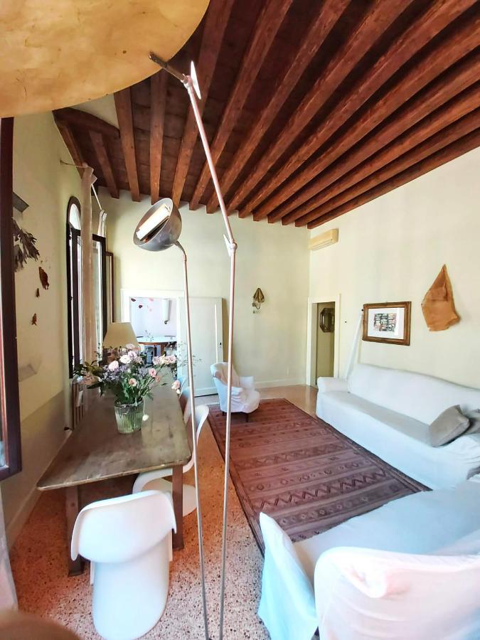 Gorgeous Venetian With Canal View Venice