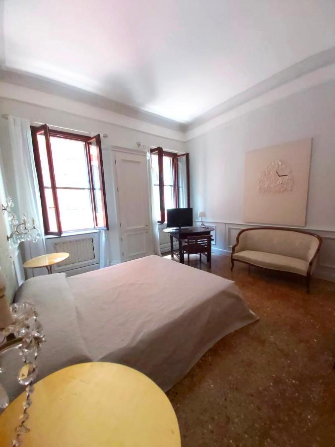 Gorgeous Venetian With Canal View Apartment Venice