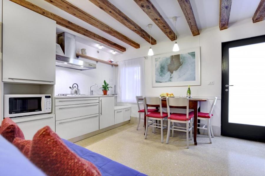 Cozy Up To 4 In Biennale Giardini By Bricola Apartment