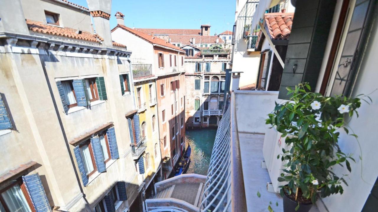 Ai Bareteri Luxury Canal View * Venice