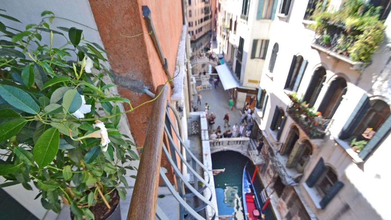 Ai Bareteri Luxury Canal View * Venice
