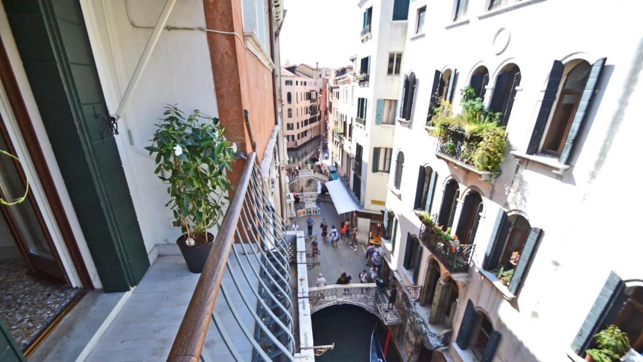 Ai Bareteri Luxury Canal View * Venice