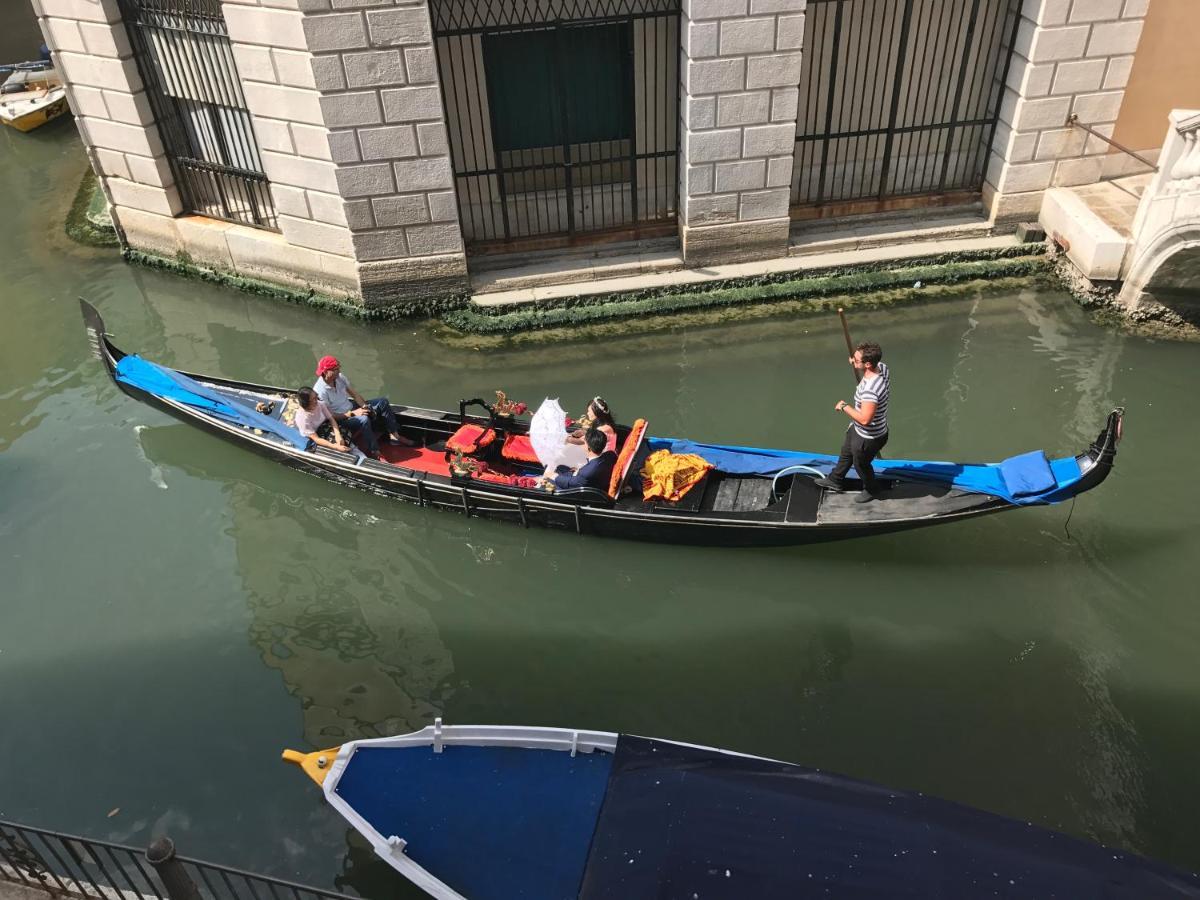 Bed & Breakfast Al Teatro With Canal View Venice