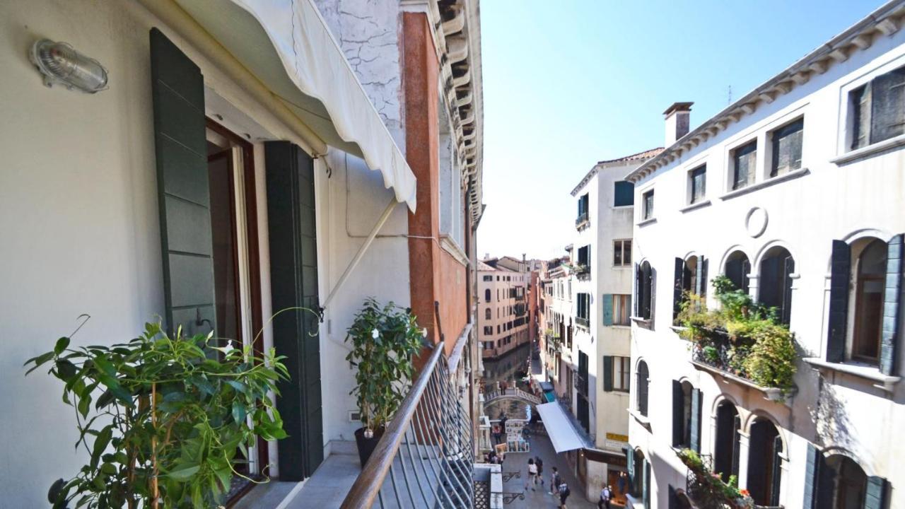 Ai Bareteri Luxury Canal View Apartment Venice