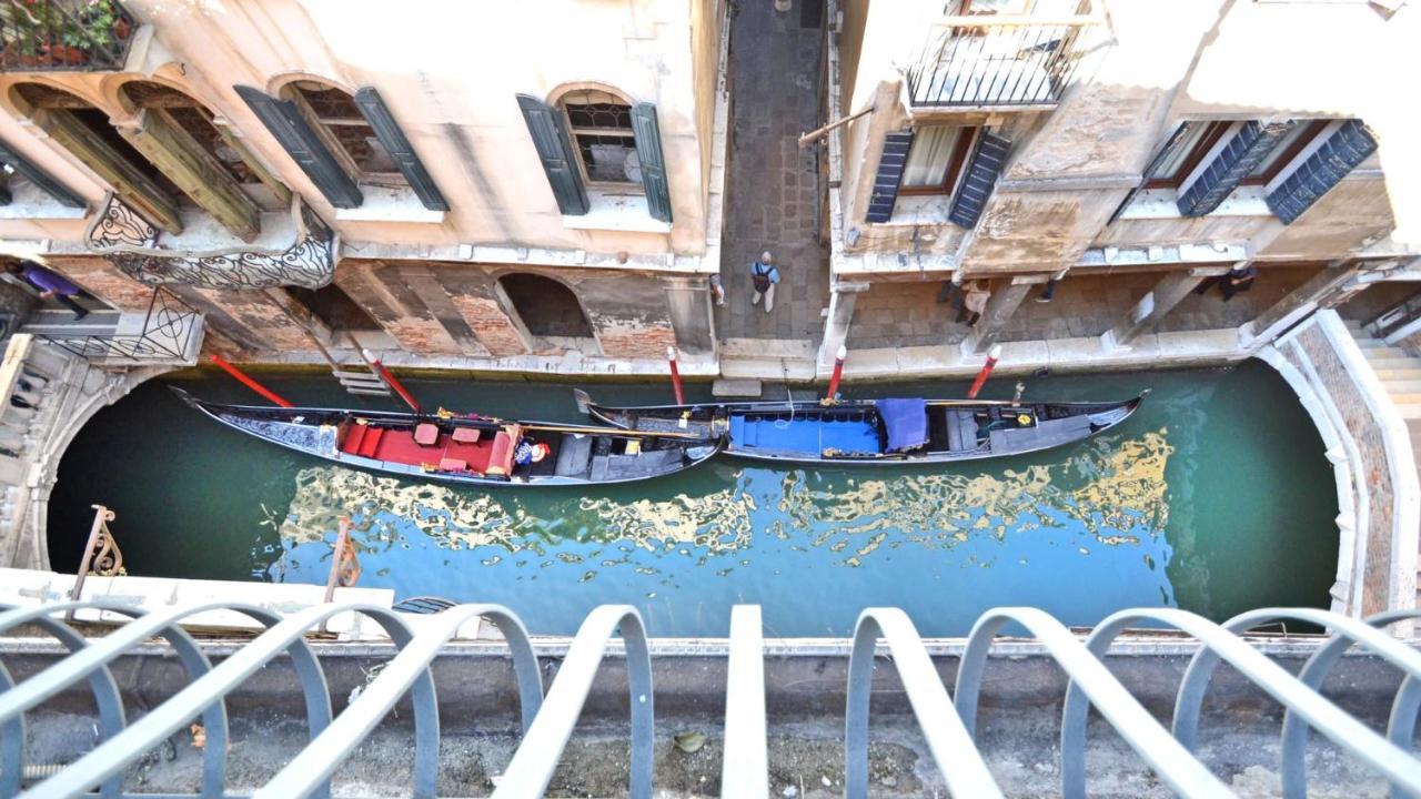 Ai Bareteri Luxury Canal View * Venice